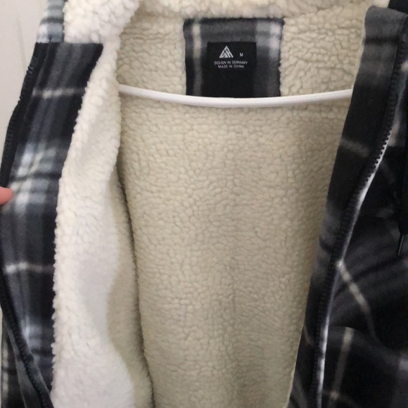 Mens Black and White Flannel Zip Up with Full Sherpa Lining (Size Medium) - Picture 4 of 11